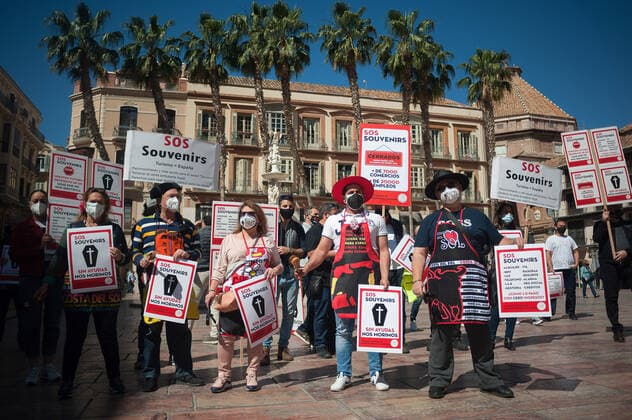 News Themen der Woche KW12 News Bilder des Tages March 23, 2021, Malaga, Spain: Protesters wearing masks hold placards at Plaza de la Constitucion square during the demonstration. Employees from S.O.S Souvenirs association in Malaga, who work in tourists stores of souvenirs, demand the Spanish government sector survival facing fall incomes due to coronavirus pandemic. Many tourist stores and shops have had to close after restrictions of tourist sector and arrivals of tourists in Spain. Malaga Spain - ZUMAs197 20210323_zaa_s197_002 Copyright: xJesusxMeridax