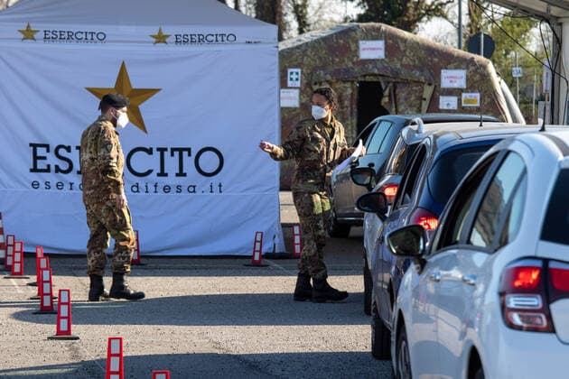 Milan, people queuing in cars for anti Covid vaccines at the drive-thru point in via Novara managed by the army Editorial Usage Only  Copyright: xMASSIMOxALBERICOx xIPAx