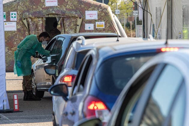 Milan, people queuing in cars for anti Covid vaccines at the drive-thru point in via Novara managed by the army Editorial Usage Only  Copyright: xMASSIMOxALBERICOx xIPAx