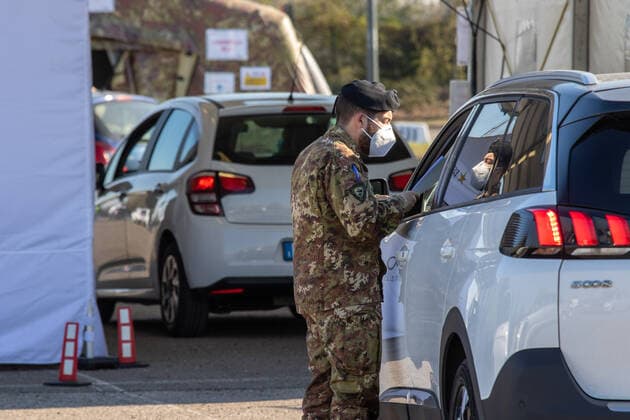 Milan, people queuing in cars for anti Covid vaccines at the drive-thru point in via Novara managed by the army Editorial Usage Only  Copyright: xMASSIMOxALBERICOx xIPAx
