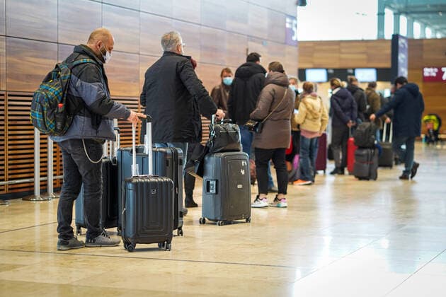 23.03.2021,Schönefeld,Brandenburg,Deutschland,GER,Flughafen BER Willy Brandt Berlin-Brandenburg.Passagiere stehen in einer Schlange.