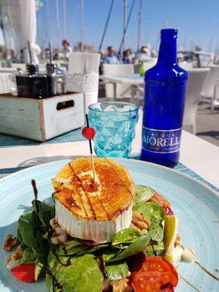 Themenfoto: Reisen, Corona, Mallorca, 23.03.2021 Ein mediteraner Snack ist in den Restaurants der Baleareninsel Mallorca wieder möglich, Themenfoto: Reisen, Corona, Mallorca - Copyright: xAugstx xEibner-Pressefotox EP_jat