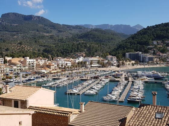 Themenfoto: Reisen, Corona, Mallorca, 23.03.2021 Blick auf den dicht gefüllten Hafen ders Städthens Soller auf Mallorca, Themenfoto: Reisen, Corona, Mallorca - Copyright: xAugstx xEibner-Pressefotox EP_jat