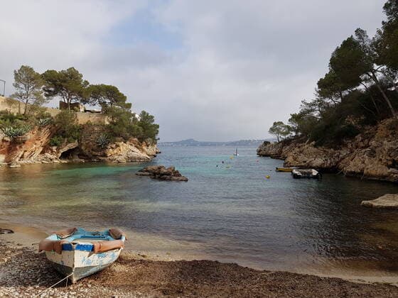 Themenfoto: Reisen, Corona, Mallorca, 23.03.2021 Kleine Bucht mit Boot auf Mallorca, Themenfoto: Reisen, Corona, Mallorca - Copyright: xAugstx xEibner-Pressefotox EP_jat