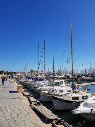 Themenfoto: Reisen, Corona, Mallorca, 23.03.2021 Nur einzelne Besucher schlendern durch den Hafen von Palma de Malorca, Themenfoto: Reisen, Corona, Mallorca - Copyright: xAugstx xEibner-Pressefotox EP_jat