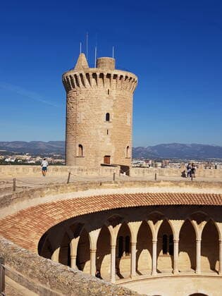 Themenfoto: Reisen, Corona, Mallorca, 23.03.2021 Ausflugsziele wie das berühmte Castello in Palma de Mallorca locken wieder einzelne Besucher, Themenfoto: Reisen, Corona, Mallorca - Copyright: xAugstx xEibner-Pressefotox EP_jat