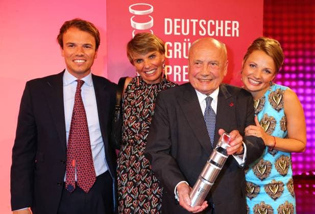 Ehrenpreis fuer Friedrich von Metzler Vorstand B. Metzler seel. Sohn & Co. Holding AG mit Frau Sylvia und Sohn Franz und Tochter Elena bei der Verleihung des > Deutsche Gruenderpreis 2017 < im ZDF-Haupstadtstudio, Zollernhof, in Berlin *** Honorary award for Friedrich von Metzler Board of Directors B Metzler seel Sohn Co Holding AG with wife Sylvia and son Franz and daughter Elena at the award ceremony of the German Founders Award 2017 at the ZDF Haupstadtstudio, Zollernhof, in Berlin Copyright: xEventpressxHHHx