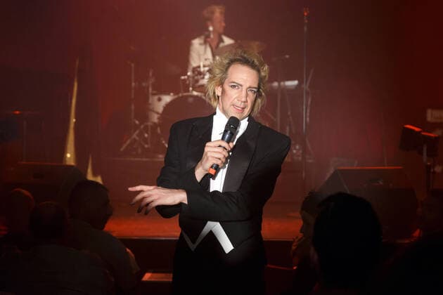 Sven Ratzke auf der Bühne bei der Premiere von Sven Ratzkes Homme Fatale im Tipi am Kanzleramt in Berlin. *** Sven Ratzke on stage at the premiere of Sven Ratzkes Homme Fatale at the Tipi am Kanzleramt in Berlin Copyright: xEventpressxGolejewskix
