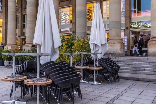 Lockdown geht in die Verlängerung. Schlossplatz Stuttgart am Abend. Wo sonst das Leben pulisert, ist trostlose Leere. Cafe Königsbau geshlossen. 23.03.2021: DEU, Deutschland, Baden-Württemberg, Stuttgart.