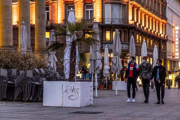 Lockdown geht in die Verlängerung. Schlossplatz Stuttgart am Abend. Wo sonst das Leben pulisert, ist trostlose Leere. Cafe Königsbau geshlossen. 23.03.2021: DEU, Deutschland, Baden-Württemberg, Stuttgart.
