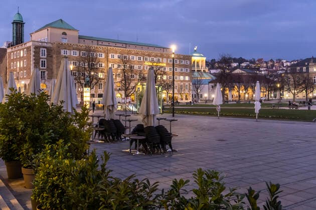 Lockdown geht in die Verlängerung. Schlossplatz Stuttgart am Abend. Wo sonst das Leben pulisert, ist trostlose Leere. Cafe Königsbau geshlossen. 23.03.2021: DEU, Deutschland, Baden-Württemberg, Stuttgart.