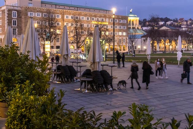 Lockdown geht in die Verlängerung. Schlossplatz Stuttgart am Abend. Wo sonst das Leben pulisert, ist trostlose Leere. Cafe Königsbau geshlossen. 23.03.2021: DEU, Deutschland, Baden-Württemberg, Stuttgart.