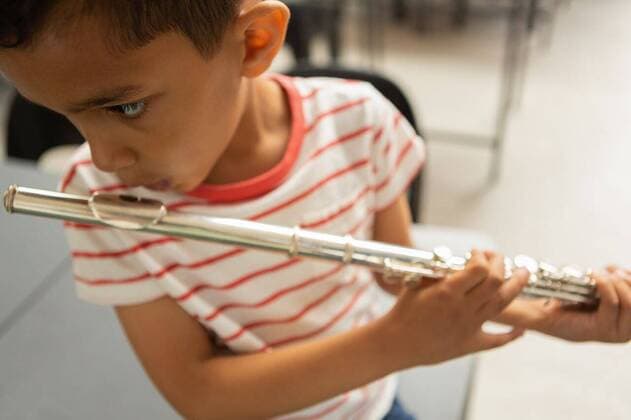 IMAGO Creative: NGO, Ausbildung für Kinder Schoolboy playing flute in a classroom Close-up of focused mixed-race schoolboy playing flute in a classroom at elementary school, model released, , property released, capetown, 26.02.2019, 1229650.jpg, school, classroom, bench, desk, casual clothing, school kid, schoolboy, student, standing, holding, playing, flute, instrument, musical instrument, music, study, studying, learning, attentive, focused, concentration, childhood, innocence, development, education, academic, information, knowledge, lifestyle, elementary, intelligent, intelligence, wisdom Child, Boy, Male, Mixed-Race, 4-5 Years, Boys, Mixed-Race Person Indoors,Front view,Close-up,Looking Away,Day,Half length