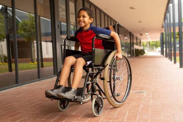 IMAGO Creative: Resilienz IMAGO Creative: NGO, Rehabilitation und Gesundheitswesen Happy disabled schoolboy sitting on wheelchair in corridor Front view of happy mixed-race disabled schoolboy sitting on wheelchair in corridor at elementary school, model released, , property released, capetown, 26.02.2019, 1229672.jpg, school, corridor, casual clothing, school kid, schoolboy, student, sitting, holding, smiling, happy, cheerful, joy, fun, wheelchair, disabled, handicapped, physical impairment, childhood, innocence, development, education, academic, information, knowledge, lifestyle, elementary, intelligent, intelligence, wisdom Child, Boy, Male, Mixed-Race, 6-7 Years, Boys, Mixed-Race Person Indoors,Front view,Looking Away,Day,Full length