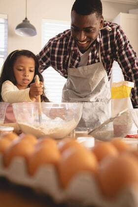 IMAGO Creative: Clickbait, Rezepte und Kochen African American father and daughter baking cookies in kitchen Front view of African American father and daughter baking cookies in kitchen at home, model released, , property released, Cork, Ireland, 12.02.2019, 1230229.jpg, father, daughter, family, family with one child, one parent, relationship, home, house, homey, apartment, domicile, abode, authentic, real life, kitchen, casual clothing, apron, sitting, standing, talking, interacting, preparing, preparation, making, sieve, bowl, jar, tray, egg, flour, mixing, recipe, culinary, cooking, baking, cookie, sweet food, learning, teaching, process, childhood, innocence, together, bonding, love, care, leisure, closeness, lifestyle, domestic life 30s, Mid Adult, Man, Male, Black, Child, Girl,