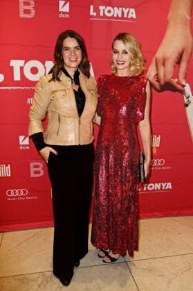 Katarina Witt und Margot Robbie beim Place To B Empfang zum Kinofilm - I, Tonya - im Journalistenclub im Axel Springer Haus in Berlin. *** Katarina Witt and Margot Robbie at the Place To B reception for the movie I, Tonya at the Journalists Club in the Axel Springer Haus in Berlin Copyright: xEventpressxRadkexfürxPlacextoxBx