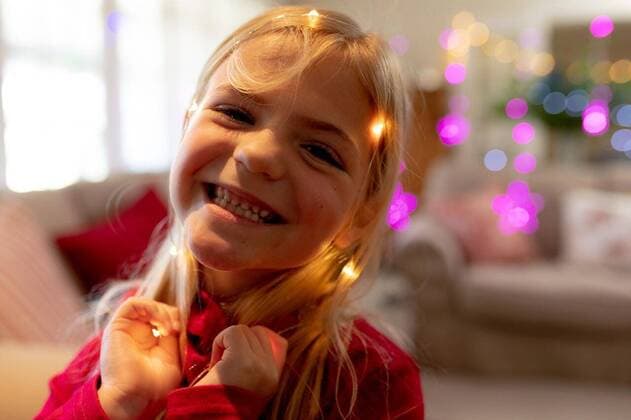 IMAGO Creative: Jahreszeit Winter, Fantasievoll drinnen spielen Girl at home at Christmas time Front view of a young Caucasian girl making a face to the camera in her sitting room at Christmas time, model released, , property released, Cape Town, South Africa, 06.09.2019, 1289066.jpg, christmas, christmas time, xmas, yuletide, holidays, celebrating, celebration, festive, festivity, tradition, home, domestic life, family, family with one child, daughter, merry, joyful, free time, enjoying, relaxing, sitting room, childhood, expression, making a face, happy, smiling Child,Girl,Female,Caucasian Indoors,Front view,Copy space,Looking at camera,Day,Head and shoulders