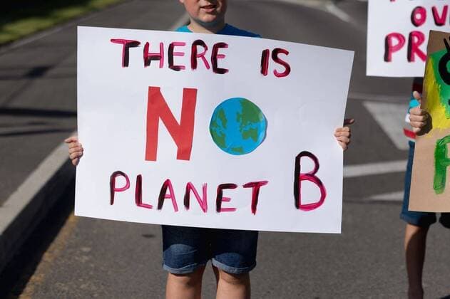 IMAGO Creative: Klimawandel - Umwelterziehung Elementary school boy walking on a protest march Front view mid section of a Caucasian elementary school boy on a protest march, carrying a sign with environmental conservation slogan on it, with his classmates carrying signs beside him walking down a road in the sun, model released, , property released, Cape Town, South Africa, 01.12.2019, 1303597.jpg, people,real people,classmates,school,elementary school,primary school,protest,demonstration,communication,together,interacting,community,society,environmental issues,eco,green,sign,banner,education,student,pupil,information,environment,global warming,climate change,youth,future,concern,global,earth,activism,pollution,ecology,change,conservation,values,holding,marching,walking,slogan,message