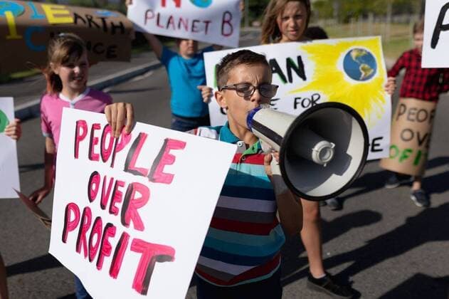 IMAGO Creative: Klimawandel - Umwelterziehung Group of elementary school pupils walking on a protest march Front view of a group of Caucasain elementary school pupils on a protest march, carrying signs with environmental and conservation slogans on them, and a boy wearing glasses in the foreground shouting in a megaphone, model released, , property released, Cape Town, South Africa, 01.12.2019, 1303606.jpg, people,real people,classmates,school,elementary school,primary school,protest,demonstration,communication,together,interacting,community,society,environmental issues,eco,green,sign,banner,education,student,pupil,information,environment,global warming,climate change,youth,future,concern,global,earth,activism,pollution,ecology,change,conservation,values,holding,marching,walking,sloga