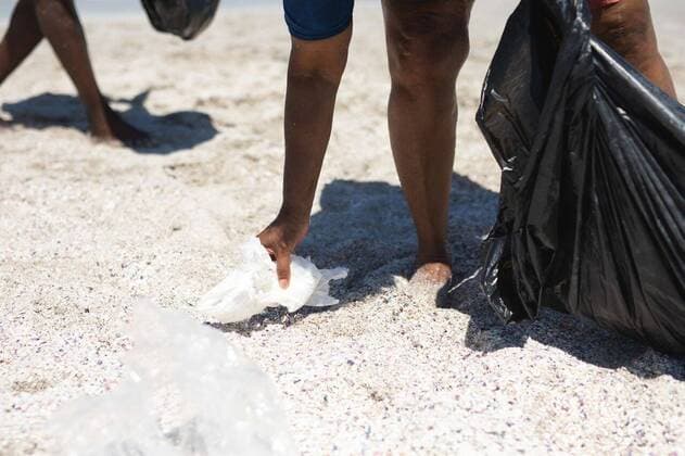 IMAGO Creative: Klimawandel - Zukunft und Innovation Old couple collecting waste at the beach Low section of a senior African American couple on a beach in the sun, the woman holding a black rubbish bag and both picking up litter from the sand, model released, , property released, Cape Town, South Africa, 21.11.2019, 1313551.jpg, people,real people,enjoy,enjoying,pleasure,lifestyle,free time,holidays,vacation,weekend,activity,health,healthy,outdoorsy,fit,leisure,beach,coast,coastal,sea,ocean,sand,sunny,summer,water,retirement,couple,together,interacting,bonding,eco-friendly,green,recycling,volunteer,volunteering,environment,cleaning,awareness,social responsibility,community,community spirit,helping,rubbish,collecting,trash,organised,teamwork,rubbish bag,refuse sack,active seniors Mature Adul