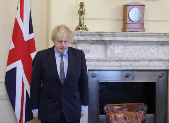 News Bilder des Tages (210324) -- LONDON, March 24, 2021 -- British Prime Minister Boris Johnson observes one minute s silence for National Day of Reflection at 10 Downing Street in London, Britain, on March 23, 2021. Britain on Tuesday marked one year since British Prime Minister Boris Johnson announced the first coronavirus lockdown in the country last year. On March 23, 2020, Johnson unveiled measures to stop the spread of COVID-19. A national minute s silence was held at midday as part of a day of reflection. Britons are also encouraged to stand on their doorsteps at 2000 GMT with phones, candles and torches to remember the past year. ( Handout via Xinhua) BRITAIN-LONDON-COVID-19-NATIONAL DAY OF REFLECTION AndrewxParsons Nox10xDowningxStreet 