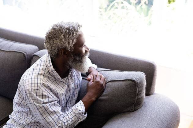 IMAGO Creative: Jahreszeit Winter, Couching Portrait of a senior African American man at home during coronavirus covid19 pandemic Portrait of a senior African American man enjoying his time at home, sitting on a couch, looking away from the camera, social distancing and self isolation in quarantine lockdown during coronavirus covid19 epidemic, model released, , property released, Cape Town, South Africa, 19.02.2020, 1340062.jpg, people,stay at home,social distancing,quarantine,self isolation,isolation,distance,lock down,coronavirus,covid19,senior,retirement,portrait,sitting,couch,real people,home,house,domestic life,lifestyle,enjoying,free time,leisure,relaxing,weekend,summer,sunny,closeness,love Mid Adult,Man,Male,Black Indoors,Side view,Day,Half length