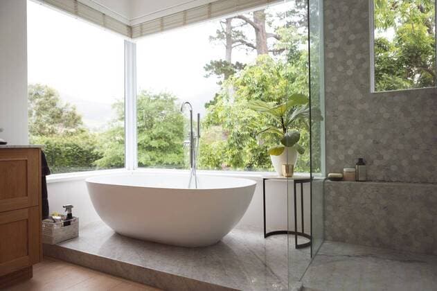 IMAGO Creative: Clickbait, Deko Ideen für Zuhause Modern interior design of bathroom Modern bathroom interior showing free standing bath with large windows showing green trees and plants outside, with white bathtub and silver water tap, grey shower and a table with a plant., model released, , property released, Cape Town, South Africa, 17.10.2019, 1345068.jpg, plant,table,shower,home,decor,inside,interior,bath,bathroom,hygiene,modern,room,window,trees,sunny,clean,interior design,design,washing,white,bright,chrome,domestic life,luxury,comfort,house