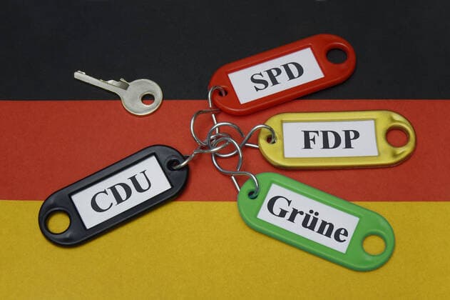 Deutschlandfahne mit Schlüsselanhänger Deutschlandfahne mit Schlüsselanhänger, 21.03.2021, Borkwalde, Brandenburg, Auf einer Deutschlandfahne liegen Schlüsselanhänger mit Parteinamen.
