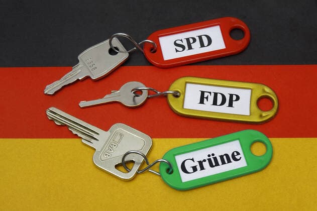 Deutschlandfahne mit Schlüsselanhänger Deutschlandfahne mit Schlüsselanhänger, 21.03.2021, Borkwalde, Brandenburg, Auf einer Deutschlandfahne liegen Schlüsselanhänger mit Parteinamen.