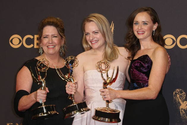 LOS ANGELES, CA - September 17: Ann Dowd, Elisabeth Moss, Alexis Bledel at The 69th Emmy Awards - Press Room At The Microsoft Theater In California on September 17, 2017. Eventpress MPIFS MPIFS Eventpress *** LOS ANGELES, CA September 17 Ann Dowd, Elisabeth Moss, Alexis Bledel at The 69th Emmy Awards Press Room At The Microsoft Theater In California on September 17, 2017 Eventpress MPIFS MPIFS Eventpress. Copyright: x MPIFS Eventpressx