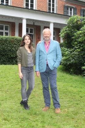 Almila Bagriacik (Komissarin Mila Sahin), Axel Milberg, Fototermin am Set des neuen NDR Tatort aus Kiel, Niendorf bei Hamburg, 20.07.2017, *** Almila Bagriacik Komissarin Mila Sahin , Axel Milberg, photo session on the set of the new NDR Tatort from Kiel, Niendorf near Hamburg, 20 07 2017, Copyright: xEventpressxMPx