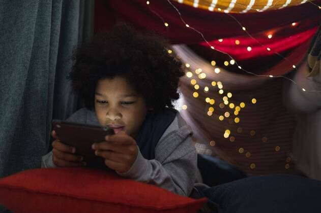IMAGO Creative: Jahreszeit Winter, Couching Mixed race girl lying in couch fort using digital tablet Mixed race girl lying in couch fort using digital tablet. self isolation quality family time at home together during coronavirus covid 19 pandemic., model released, , property released, Cape Town, South Africa, 06.11.2020, 1388463.jpg, people,mixed race,girl,lying,couch,fort,using digital tablet,digital tablet,self isolation,quality,family time,home,together,coronavirus,covid,pandemic,epidemic,virus,quarantine,infection,corona,flu,outbreak,disease,ncov,prevention,mask,protection,illness,sofa,influenza,pneumonia,respiratory,protective,medical,vaccine,mixed,race,using,digital,tablet,self,isolation,family,time Child,Boy,Male,Mixed-Race