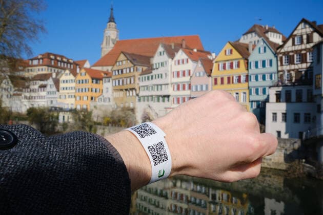 Bilder des Jahres 2021, News 03 März News Themen der Woche KW12 News Bilder des Tages Tuebingen Tuebingen stellt Tagesticket auf digitales System um, Tuebingen, 24.03.2021 Wer sich an einer der neun Stationen im Stadtgebiet testen laesst, bekommt nun ein Armband mit einem QR-Code. Tuebingen, 24.03.2021 *** Tuebingen Tuebingen converts day ticket to digital system Tuebingen, 24 03 2021 Those who get tested at one of the nine stations in the city area will now receive a wristband with a QR code Tuebingen, 24 03 2021 Copyright: xEibner-Pressefoto ThomasxDingesx EP_TDS