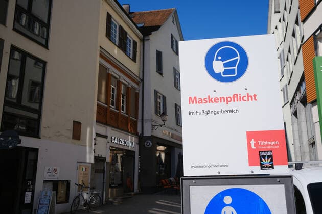 Tuebingen Tuebingen stellt Tagesticket auf digitales System um, Tuebingen, 24.03.2021 Wer sich an einer der neun Stationen im Stadtgebiet testen laesst, bekommt nun ein Armband mit einem QR-Code. Tuebingen, 24.03.2021 Copyright: xEibner-Pressefoto ThomasxDingesx EP_TDS