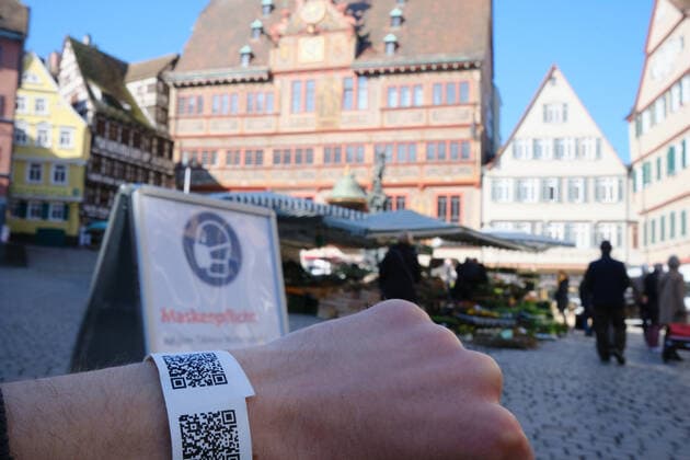 Tuebingen Tuebingen stellt Tagesticket auf digitales System um, Tuebingen, 24.03.2021 Wer sich an einer der neun Stationen im Stadtgebiet testen laesst, bekommt nun ein Armband mit einem QR-Code. Tuebingen, 24.03.2021 Copyright: xEibner-Pressefoto ThomasxDingesx EP_TDS