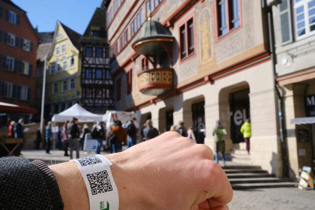 Tuebingen Tuebingen stellt Tagesticket auf digitales System um, Tuebingen, 24.03.2021 Wer sich an einer der neun Stationen im Stadtgebiet testen laesst, bekommt nun ein Armband mit einem QR-Code. Teststation vor dem Rathaus. Tuebingen, 24.03.2021 Copyright: xEibner-Pressefoto ThomasxDingesx EP_TDS