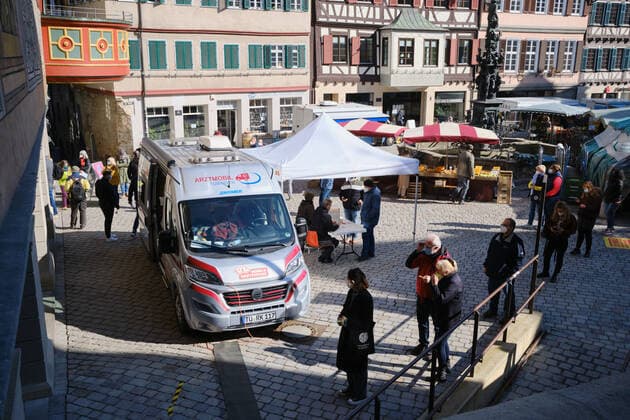 Tuebingen Tuebingen stellt Tagesticket auf digitales System um, Tuebingen, 24.03.2021 Wer sich an einer der neun Stationen im Stadtgebiet testen laesst, bekommt nun ein Armband mit einem QR-Code. Teststation vor dem Rathaus. Tuebingen, 24.03.2021 Copyright: xEibner-Pressefoto ThomasxDingesx EP_TDS