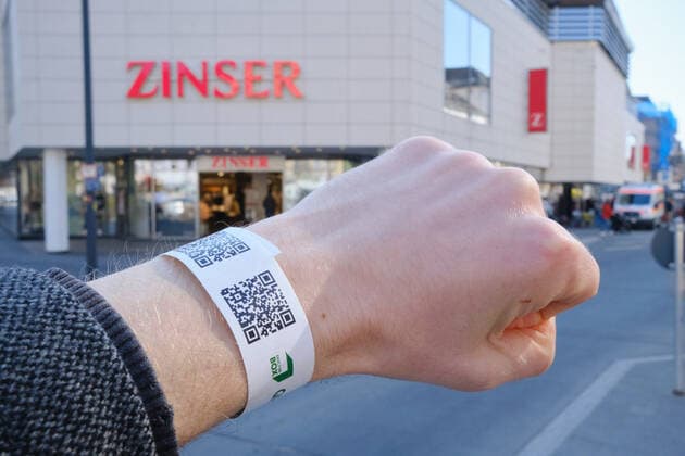 Tuebingen Tuebingen stellt Tagesticket auf digitales System um, Tuebingen, 24.03.2021 Wer sich an einer der neun Stationen im Stadtgebiet testen laesst, bekommt nun ein Armband mit einem QR-Code. Mit QR Code in den Zinser shoppen. Tuebingen, 24.03.2021 Copyright: xEibner-Pressefoto ThomasxDingesx EP_TDS