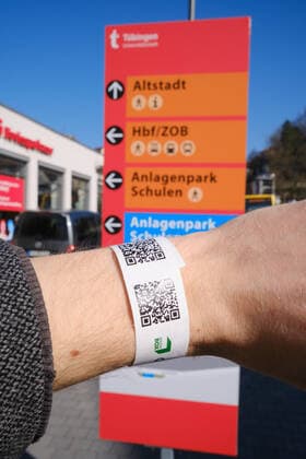 Tuebingen Tuebingen stellt Tagesticket auf digitales System um, Tuebingen, 24.03.2021 Wer sich an einer der neun Stationen im Stadtgebiet testen laesst, bekommt nun ein Armband mit einem QR-Code. Tuebingen, 24.03.2021 Copyright: xEibner-Pressefoto ThomasxDingesx EP_TDS