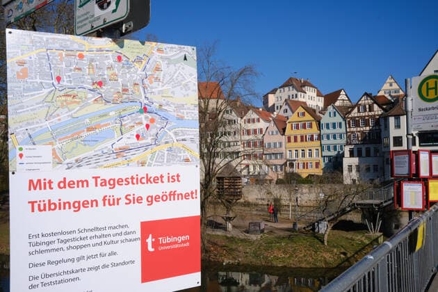 Tuebingen Tuebingen stellt Tagesticket auf digitales System um, Tuebingen, 24.03.2021 Wer sich an einer der neun Stationen im Stadtgebiet testen laesst, bekommt nun ein Armband mit einem QR-Code. Tuebingen, 24.03.2021 Copyright: xEibner-Pressefoto ThomasxDingesx EP_TDS