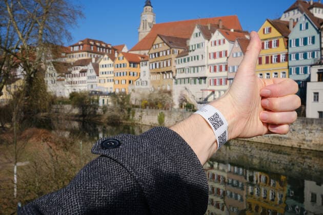 Tuebingen Tuebingen stellt Tagesticket auf digitales System um, Tuebingen, 24.03.2021 Wer sich an einer der neun Stationen im Stadtgebiet testen laesst, bekommt nun ein Armband mit einem QR-Code. Daumen hoch Symbolfoto. Tuebingen, 24.03.2021 Copyright: xEibner-Pressefoto ThomasxDingesx EP_TDS