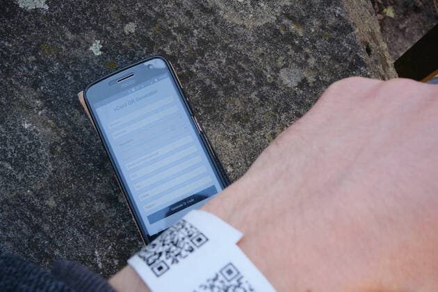 Tuebingen Tuebingen stellt Tagesticket auf digitales System um, Tuebingen, 24.03.2021 Wer sich an einer der neun Stationen im Stadtgebiet testen laesst, bekommt nun ein Armband mit einem QR-Code. Der QR Code kann bereits vor dem Test am Smartphone vorbereitet werden um Wartezeiten zu minimieren. Tuebingen, 24.03.2021 Copyright: xEibner-Pressefoto ThomasxDingesx EP_TDS