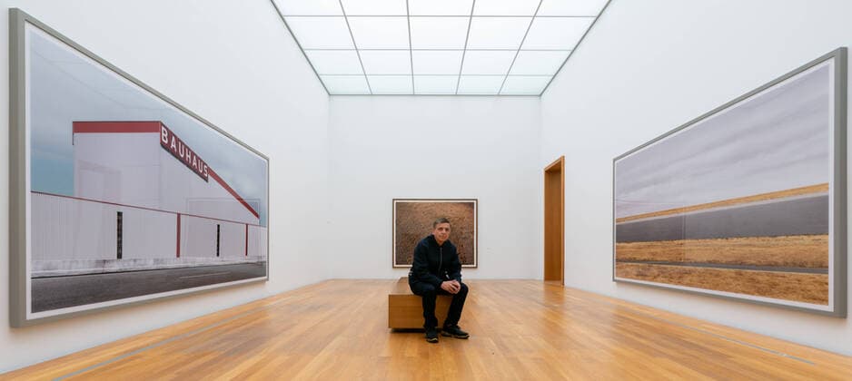 Bilder des Jahres 2021, Entertainment 03 März Entertainment Themen der Woche KW12 Entertainment Bilder des Tages Der Fotograf Andreas Gursky sitzt vor seinen Werken (l-r) Bauhaus (2020), Ohne Titel III (1996) und Rhein III (2018) im Museum der bildenden Künste (MdbK) in Leipzig. Das MdbK zeigt mit Andreas Gursky vom 25.03.-22.08.2021 die erste institutionelle Einzelausstellung mit einer Zusammenstellung aus rund 80 Werken des international erfolgreichen Fotokünstlers in seiner Geburtsstadt. Achtung: Nur redaktionelle Verwendung im Zusammenhang mit der Ausstellung! Leipzig Sachsen Deutschland *** Photographer Andreas Gursky sits in front of his works l r Bauhaus 2020 , Untitled III 1996 and Rhine III 2018 at the Museum der bildenden Künste MdbK in Leipzig The MdbK presents Andreas Gursky from 25 03 22 08 2021 the first insti