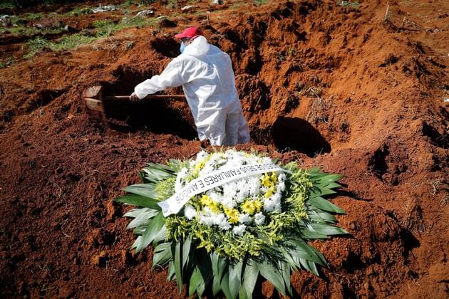 SAO PAULO (BRAZIL), 03 24 2021.- Workers place a coffin inside a grave in the Vila Formosa cemetery, in Sao Paulo, Brazil, 24 March 2021. The president of Brazil, Jair Bolsonaro, announced on Wednesday the creation for the first time of a national committee to combat the coronavirus pandemic at a time when the country is close to 300,000 deaths from covid-19, after surpassing the mark of 3,000 deaths a day. EFE Fernando Bizerra Bolsonaro announces committee to combat covid at worst pandemic moment !ACHTUNG: NUR REDAKTIONELLE NUTZUNG!  Copyright: xFernandoxBizerrax AME5092 20210324-637522026223867298