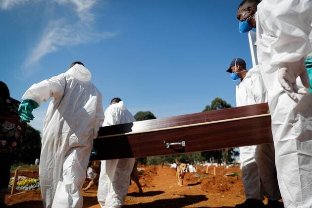 SAO PAULO (BRAZIL), 03 24 2021.- Workers place a coffin inside a grave in the Vila Formosa cemetery, in Sao Paulo, Brazil, 24 March 2021. The president of Brazil, Jair Bolsonaro, announced on Wednesday the creation for the first time of a national committee to combat the coronavirus pandemic at a time when the country is close to 300,000 deaths from covid-19, after surpassing the mark of 3,000 deaths a day. EFE Fernando Bizerra Bolsonaro announces committee to combat covid at worst pandemic moment !ACHTUNG: NUR REDAKTIONELLE NUTZUNG!  Copyright: xFernandoxBizerrax AME5090 20210324-637522026253242488