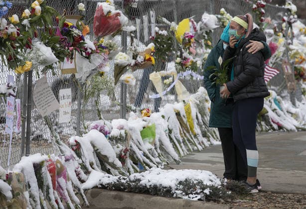 Bilder des Jahres 2021, News 03 März News Themen der Woche KW12 News Bilder des Tages People pay their respects at a memorial outside a King Soopers grocery store after a Monday shooting there killed 10 people, including police officer Eric Talley, in Boulder, Colorado, on Wednesday, March 24, 2021. Police said the suspect, identified as Ahmad Al Aliwi Alissa, was in custody and had been charged with 10 counts of first degree murder.  BOB20210324506 BOBxSTRONG
