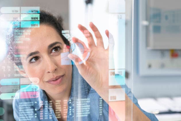 IMAGO Creative, Internationaler Frauenmonat, Entrepreneurinnen Female entrepreneur touching projection glass screen in factory model released Symbolfoto property released FKF04093
