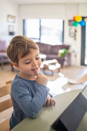 IMAGO Creative: NGO, Ausbildung für Kinder Boy using digital tablet during online class at home model released Symbolfoto property released IFRF00404