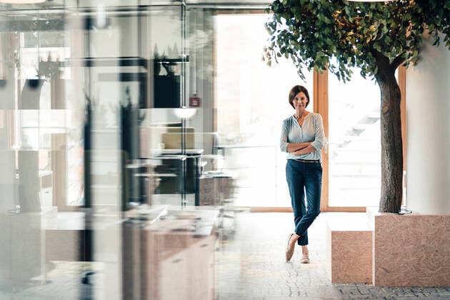 Confident female entrepreneur with arms crossed in office model released Symbolfoto property released JOSEF03669