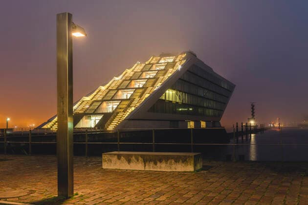 Creative Highlights World Germany, Hamburg, Altona, Dockland office building in fog KEBF01784